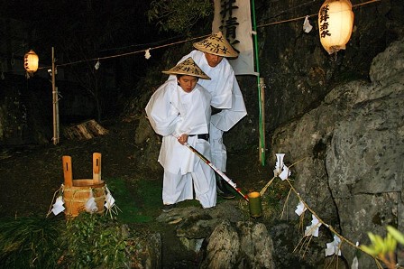 磐井清水から若水をくむ千葉太雅君と父幸志さん