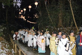 中尊寺の参道を「六根清浄（ろっこんしょうじょう）、御山繁昌（おやまはんじょう）と唱えながら進む一行