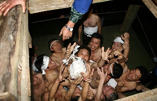 蘇民袋の中にある「ご神木」を奪い合う裸男衆