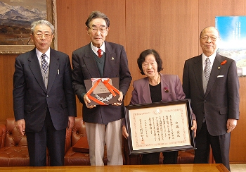 エイジレス・ライフ賞を受賞した佐藤愛さん（右から2人目）