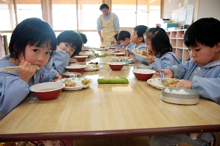 みんなの楽しみはやっぱり給食。「いただきます」の声も待ち遠しく早速大きな口でパクパク