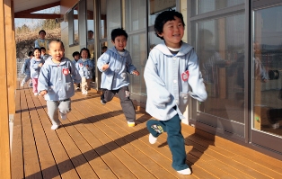 ピカピカの園舎をみんなで冒険。子どもたちの元気な声が響き渡ります