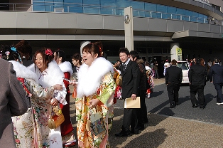 式典前、会場の一関市総合体育館前は再会を喜ぶ新成人でいっぱいでした