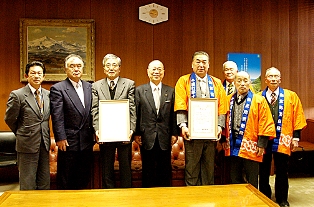 1月29日、浅井市長（中央）に受賞報告した勝部下内野自治会長（左から3人目）、遠藤千厩町第10区自治会長（右から4人目）など、関係者の皆さん