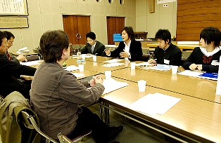 分野ごとに課題を整理し意見交換。検討の成果は、3月の全体会で発表される予定です