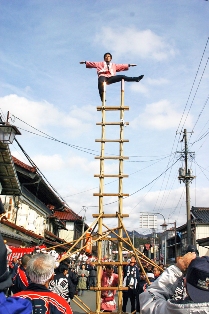 消防団纏組（まといぐみ）による見事なはしご乗り