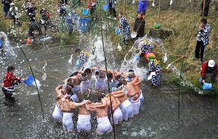 水かけ終了後、輪になって水を浴びる「納め水」