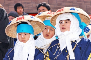 祭りを盛り上げる「加勢人」（かせっと）の子どもたち