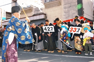 大しめ縄奉納修祓式（しゅうばつしき）で、厄払いを受ける当祝者たち