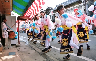 商店街を回る仮装手踊り