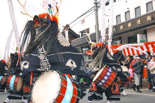 力強い演技を披露した鹿踊り