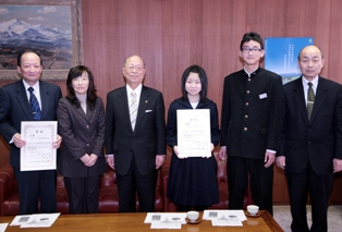 2年連続出場を浅井市長（左から3人目）に報告した桜町中、市民合唱団の皆さん