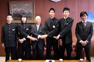 全国大会での活躍を誓い浅井市長と握手を交わす選手たち。右は千葉監督
