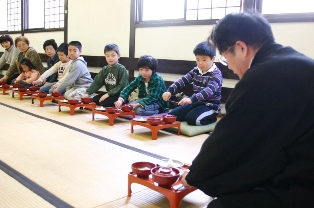 もち本膳で小笠原流の作法を学んだ子どもたち