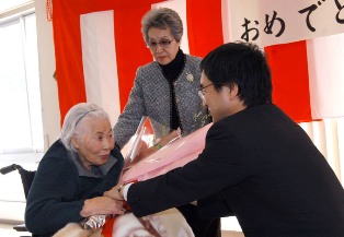 周囲にお祝いされた山内ヒサ子さん