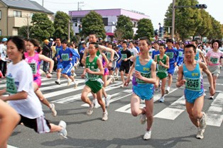 うららかな吉川路を快走する選手たち