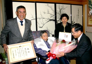 誕生日を迎えて笑顔を見せる及川アサヲさん