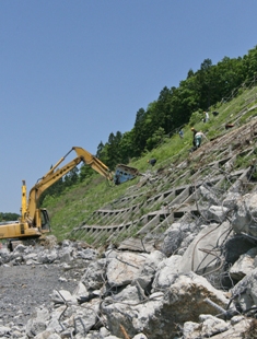 大規模なのり面崩壊などのあった市道鬼頭明通（おにかべあけどおし）線（6月2日撮影）