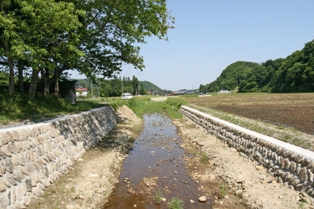 被災前の自然石を利用して復旧された夏梨川の護岸（6月2日撮影）