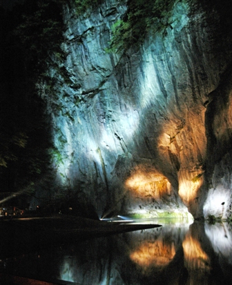 大猊鼻岩（東山町）