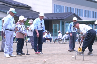 監督の指示のもと好位置へボールを送り出す選手