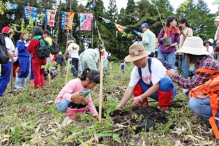 環境保全活動の大切さを実感し心を込め植樹する参加者