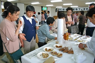 大東地域の特産品を使った家庭料理や菓子がずらり