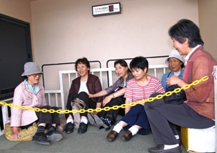 防災フォーラム会場内では防災指導車による地震体験も行われました。関東大震災と同じ震度7の揺れを体験した来場者。何かにつかまるものがないと倒れるほどの激しい揺れでした。