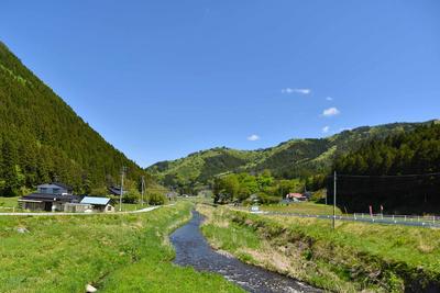 下内野集落　川と山