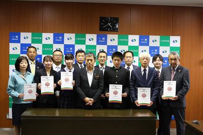 登録証を交付した団体と市長