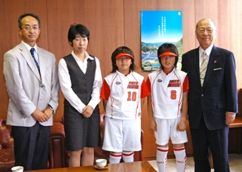 浅井市長（右）に全国での健闘を誓った菊池主将（右から２人目）、加藤愛理副将ら関係者