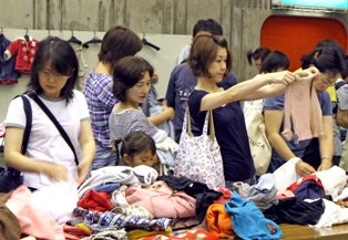 開幕から大勢の来場者でにぎわった子ども服無料交換会