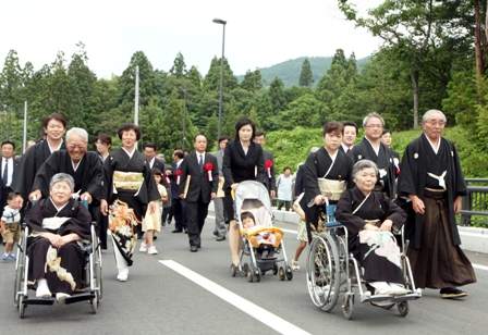 開通を祝って行われた3代渡り初め