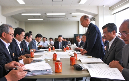 達増知事（左から2人目）に市の諸課題について説明、要望を行う浅井市長（右から2人目）　