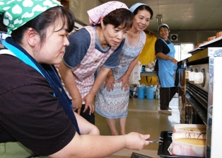 焼きあがったケーキを取り出した参加者