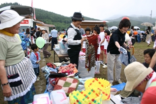 小雨の中、たくさんの来場者でにぎわった軽とらフェスタ