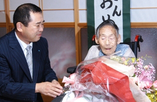 100歳を迎えた佐藤ヨノさん