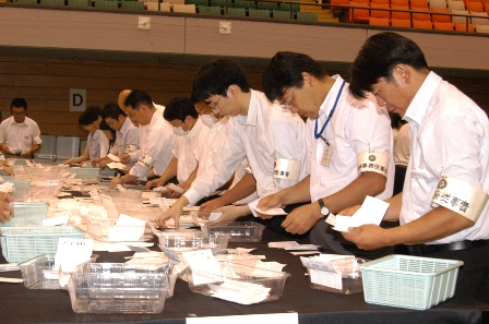 一関市総合体育館で行われた開票の模様