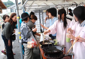 地元食材を使った手作り加工品を来場者にふるまいました