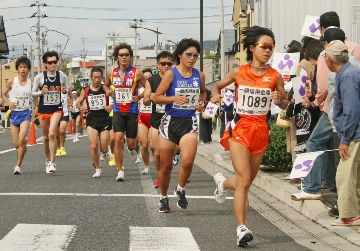 沿道からの盛んに声援を受けながら、懸命に走る選手たち（磐井橋付近）