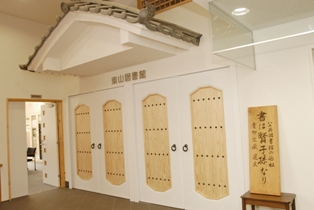 青柳文庫の蔵をイメージした図書館入口