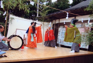 新しい舞台で勇壮な舞を披露した蓬田神楽保存会
