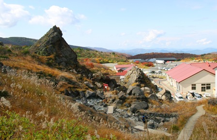美しく彩られた山々に囲まれた須川高原温泉