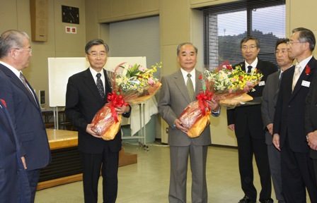 花束を手に退任する坂本副市長（中央左）と佐藤収入役（中央右）