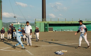 水野さん（右）のトスで佐野さん（中央）がバッティングを指導