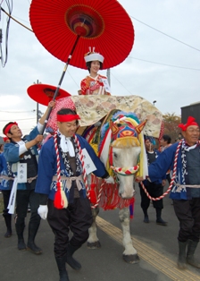 花嫁、花婿と両家親族ら約100人が通りを練り歩いた「むかさり」