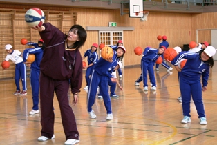 元オリンピック選手の中原貴子さん（前列左）から学んだ児童