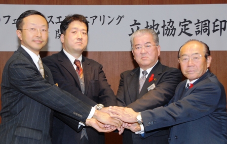 立地協定に調印後握手を交わす勝部市長(中央右）と菊島社長(中央左)。右端は菅原市議会議長