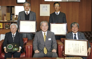 前列右から高橋小梨公民館長、勝部市長、小山眞・小梨公民館運営審議会委員長、後列右から千葉喜美雄・千厩町第１３区自治会長、勝部欣一・下内野自治会長