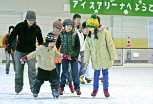 歓声を上げながら初滑りを楽しんだ子供たち